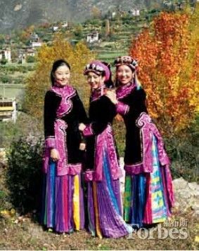 身着民族服装的康巴女子