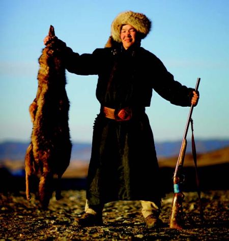 　　戈壁沙漠上的生活是人、骆驼与狼之间的永恒较量。要知道，狼并不永远是赢家 