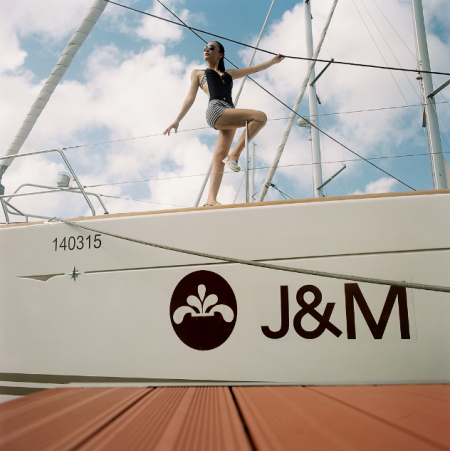 印有J&M品牌LOGO的“混沌号”大帆船