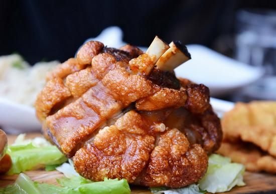 1.2 公斤德国猪肘以特殊切法处理，然后经过蒸、烤多道工序24小时烹饪，至皮肉之间的脂肪都融化。