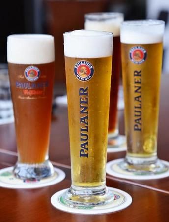 餐厅有 6 种新鲜桶啤和 7 种瓶装啤酒，全是德国原装进口。