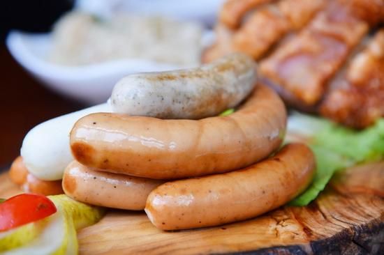 经典的肉肠拼盘是猪肉芝士肠、辛香鸡肉肠、纽伦堡布肠、慕尼黑白肠等七款口味的组合，都是原料进口自德国在餐厅制作而成。