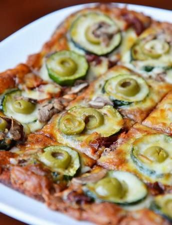 德国传统弗拉登用纯麦芽磨粉做成饼底，铺上腌橄榄、风干西红柿、新鲜蘑菇、青节瓜、莫泽里拉芝士。