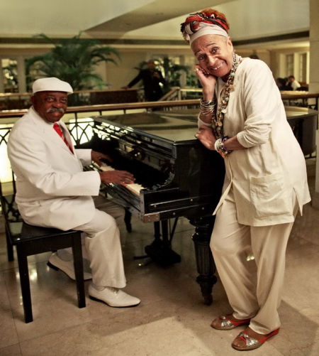 　　75 岁的胡里奥-阿尔贝托-费尔南德兹和 76 岁的特蕾莎·加西亚·卡图尔拉，古巴 50 年代爵士乐黄金时代的最后见证者。