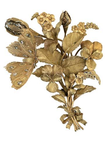 维多利亚时期花束头饰，花束由紫罗兰、勿忘我、野玫瑰和“颤动”的蝴蝶组成，大英博物馆馆藏