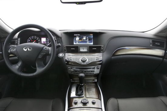 英菲尼迪 M 系列中控台下部配有芳香散发器，会融进一些树木的自然香气