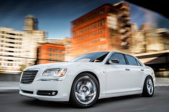 克莱斯勒 300C 采用了无电磁辐射及防辐射的顶级硅晶玻璃，而且内饰全部采用可回收再生材料