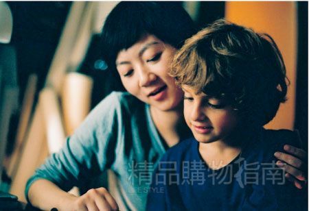 　　2006年，宋方出演侯孝贤导演的电影《红气球之旅》，片中她饰演一名在巴黎读电影系的中国女孩，图为她和朱丽叶-比诺什戏里的儿子“Simon”。