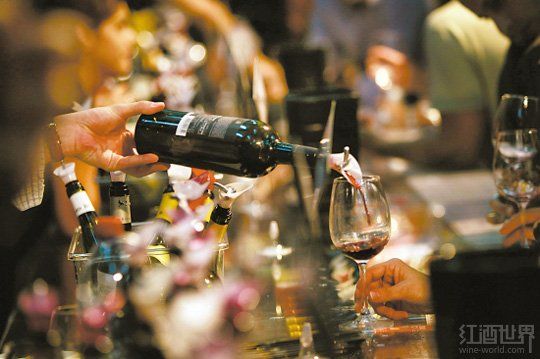 适量、有选择地品酒