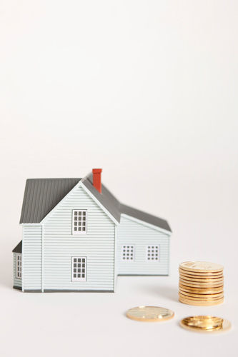 女老板贱卖房子买假币