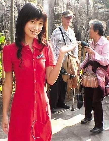 Angelababy旧素颜照曝光酷似凤姐 被指整容失败