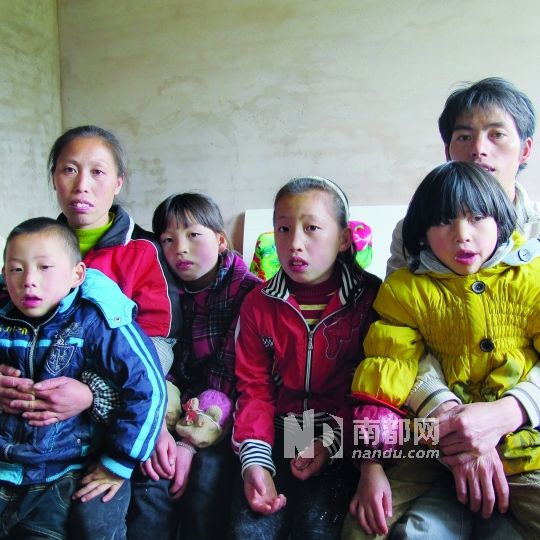 李泽吉夫妇和孩子们。2004年，他们的三女儿被计生干部抱走，后送往比利时。　南都记者 吴珊 摄