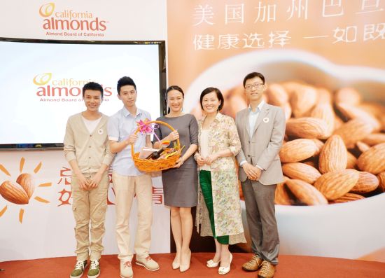 Almond Board of California中国区总监盛茵女士与三位嘉宾为“健康心感觉”线上活动获奖者颁奖
