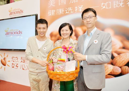资深时尚生活家金韵蓉、知名营养师顾中一和美容专家张人之一同展示美国加州巴旦木健康大礼包