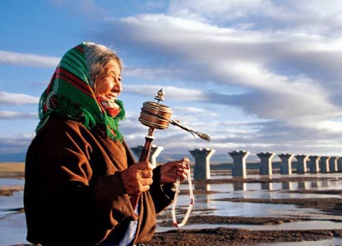 手持转经筒的阿妈