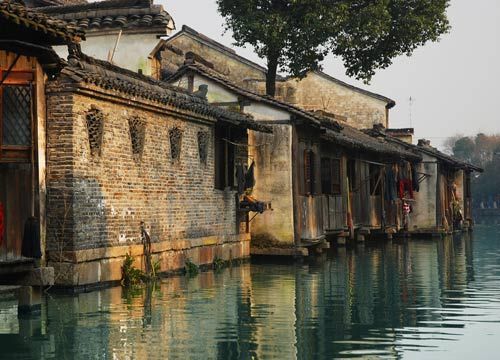 有关江南的印象，一是鱼米富庶，二是河网纵横，第三便是温柔如水的丝绸了