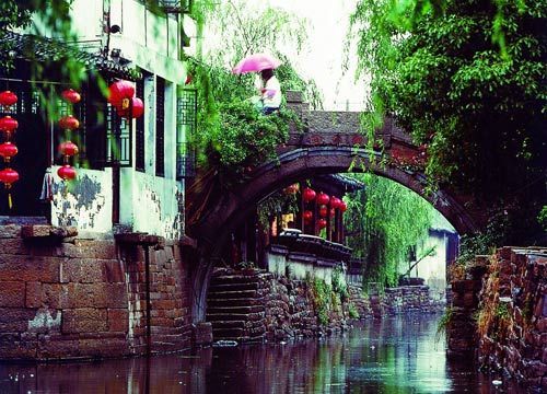 水乡成一市，罗绮走中原