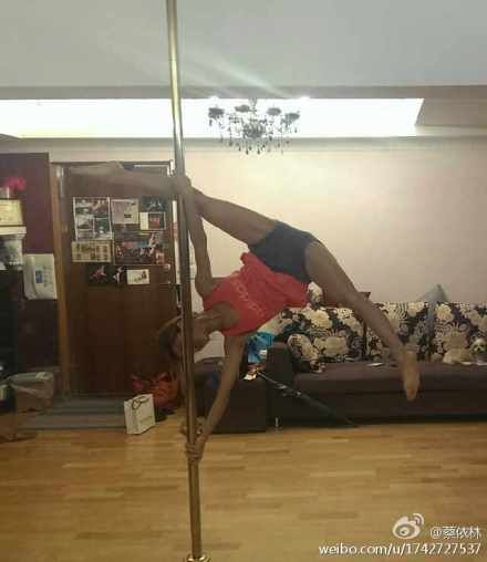 蔡依林练钢管舞，空中劈叉称尚未成功