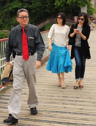 李敖与妻子王小屯、女儿李谌等外出