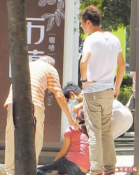 蔡小姐哭道腿软瘫坐在地