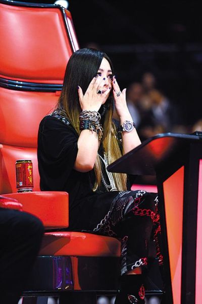 好声音梁君诺下跪催人泪下