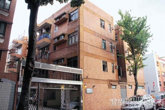 &nbsp;&nbsp;&nbsp; 沈星事发住宅位于九龙塘高槐路翡翠阁一楼两个相连单位。翡翠阁周边有约三米高围墙，围墙上再装有一米多高防盗铁栏；沈星所住单位面向牡丹路，露台与围墙之间仅两三尺距离。