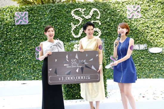 张玉珊向袁咏仪赠送价值百万的VIP卡