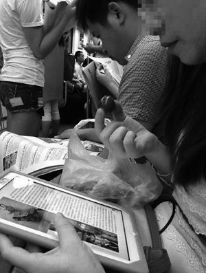 中年妇女开始吃葡萄