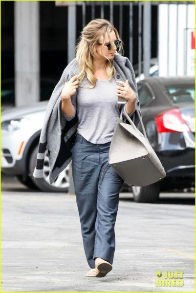 洛杉矶当地时间9月25日，凯莉戴着硕大的订婚戒指现身日前，两人首度公开亮相艾美奖红地毯