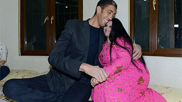 科森与迪波的身高相差将近77厘米。