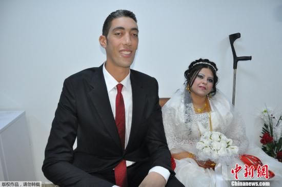 2013年10月27日，土耳其，世界第一高人Sultan Kosen婚礼举行，他与新婚妻子的身高相差竟达77厘米。