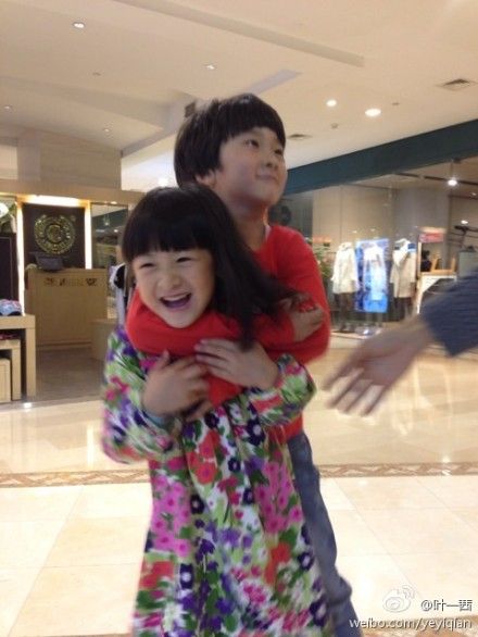 天天和田雨橙嬉戏打闹