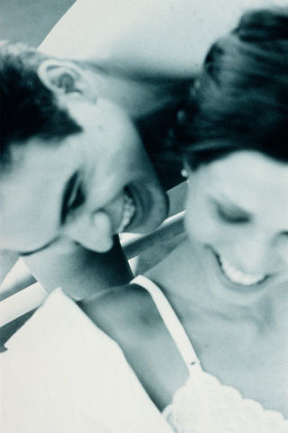 激发爱情荷尔蒙 三个动作让你们更亲近