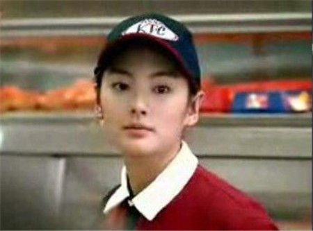 近日有网友在网上曝光了一组众多娱乐圈一线女星们17岁左右的清纯旧照，没有整容和化妆的她们尽显天生丽质，章子怡高圆圆刘诗诗等清纯相貌与现在没有任何变化，证明了她们是没整容的真美女。