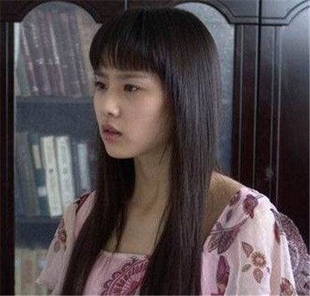 近日有网友在网上曝光了一组众多娱乐圈一线女星们17岁左右的清纯旧照，没有整容和化妆的她们尽显天生丽质，章子怡高圆圆刘诗诗等清纯相貌与现在没有任何变化，证明了她们是没整容的真美女。