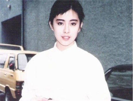 近日有网友在网上曝光了一组众多娱乐圈一线女星们17岁左右的清纯旧照，没有整容和化妆的她们尽显天生丽质，章子怡高圆圆刘诗诗等清纯相貌与现在没有任何变化，证明了她们是没整容的真美女。