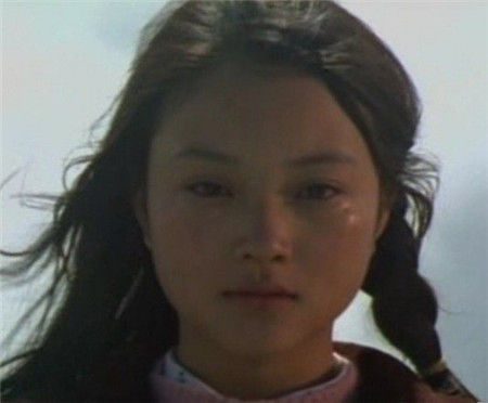 近日有网友在网上曝光了一组众多娱乐圈一线女星们17岁左右的清纯旧照，没有整容和化妆的她们尽显天生丽质，章子怡高圆圆刘诗诗等清纯相貌与现在没有任何变化，证明了她们是没整容的真美女。