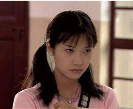 近日有网友在网上曝光了一组众多娱乐圈一线女星们17岁左右的清纯旧照，没有整容和化妆的她们尽显天生丽质，章子怡高圆圆刘诗诗等清纯相貌与现在没有任何变化，证明了她们是没整容的真美女。