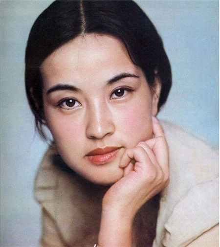 　近日有网友在网上曝光了一组众多娱乐圈一线女星们17岁左右的清纯旧照，没有整容和化妆的她们尽显天生丽质，章子怡高圆圆刘诗诗等清纯相貌与现在没有任何变化，证明了她们是没整容的真美女。