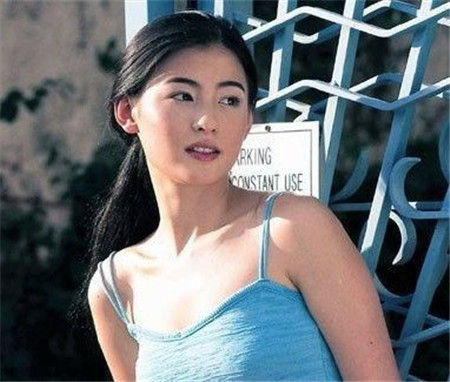 　近日有网友在网上曝光了一组众多娱乐圈一线女星们17岁左右的清纯旧照，没有整容和化妆的她们尽显天生丽质，章子怡高圆圆刘诗诗等清纯相貌与现在没有任何变化，证明了她们是没整容的真美女。