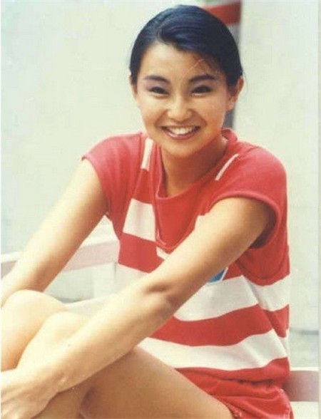 　近日有网友在网上曝光了一组众多娱乐圈一线女星们17岁左右的清纯旧照，没有整容和化妆的她们尽显天生丽质，章子怡高圆圆刘诗诗等清纯相貌与现在没有任何变化，证明了她们是没整容的真美女。