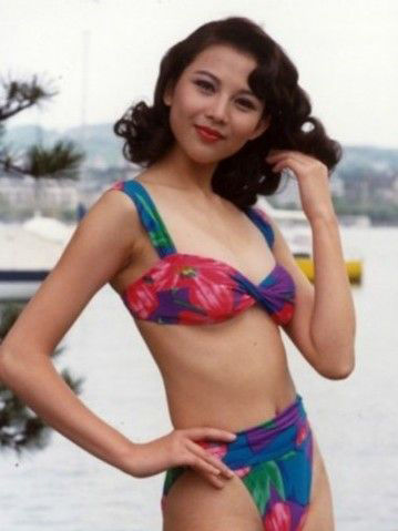 　近日有网友在网上曝光了一组众多娱乐圈一线女星们17岁左右的清纯旧照，没有整容和化妆的她们尽显天生丽质，章子怡高圆圆刘诗诗等清纯相貌与现在没有任何变化，证明了她们是没整容的真美女。