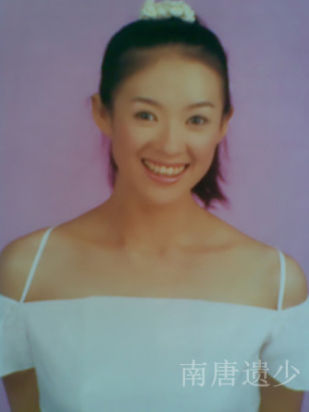 　近日有网友在网上曝光了一组众多娱乐圈一线女星们17岁左右的清纯旧照，没有整容和化妆的她们尽显天生丽质，章子怡高圆圆刘诗诗等清纯相貌与现在没有任何变化，证明了她们是没整容的真美女。