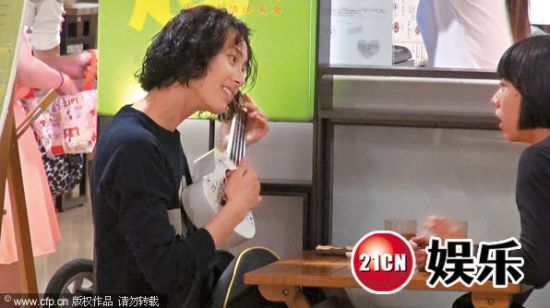 梁洛施选购吉他梁洛施走出书店