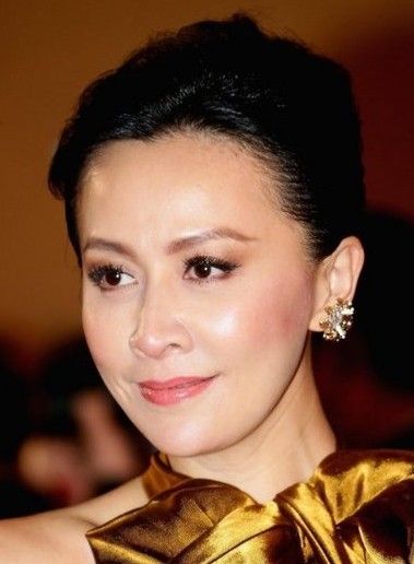 48岁的刘嘉玲不惧黑眼圈等瑕疵，经常在微博曝光自己的素颜照，可见“殿堂级女神”的大气作风。