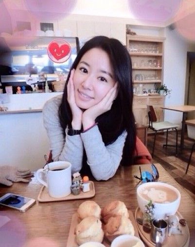 76年的林心如也接近不惑之年，但其素颜照完全年轻了20岁！