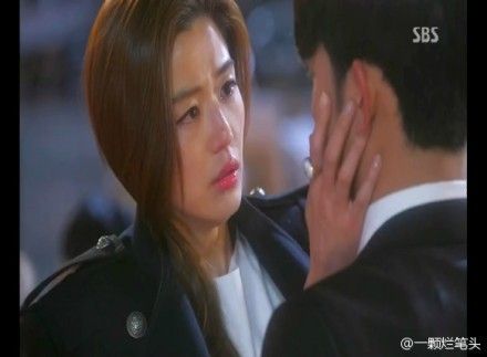 千颂伊出席颁奖晚会，时间突然静止，都敏俊突然现身。