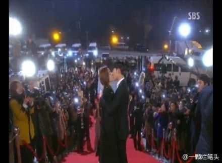 两人抱在一起拥吻，但一瞬间都敏俊又消失，只留下外套在千颂伊的身上。