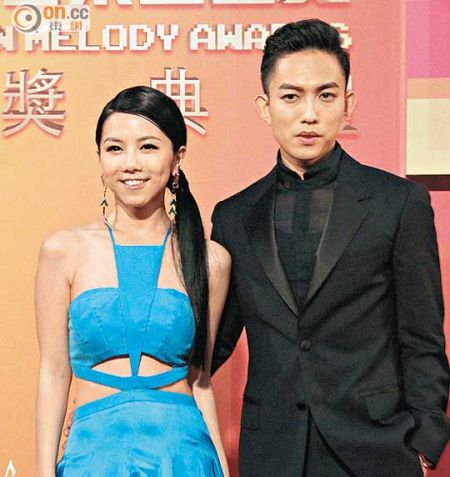 去年两人十指紧扣走红地毯，想不到甜蜜时光如此短暂