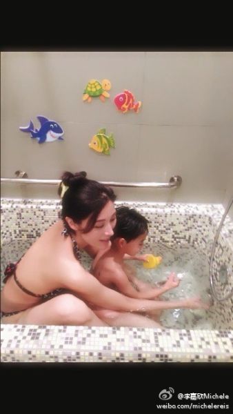 李嘉欣比基尼与儿共浴